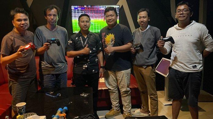 Rafan Arif Dwinanto alias Kak Anto (dua dari kanan) berfoto bersama tim eSports Kaltim usai latihan.