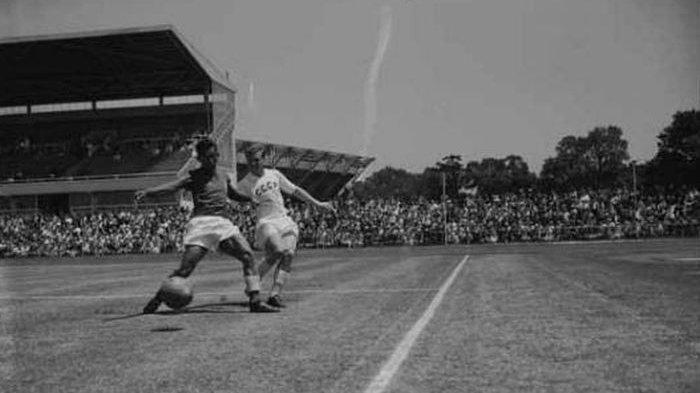 HASIL TIMNAS - Aksi Ramang dan timnas Indonesia melawan Uni Soviet di Olimpiade 1956.