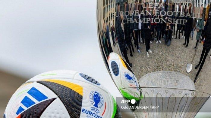 EURO 2024 - Trophy dan bola resmi Euro 2024 dipamerkan di depat Brandenburger Gate, Berlin 24 April 2024 lalu. 