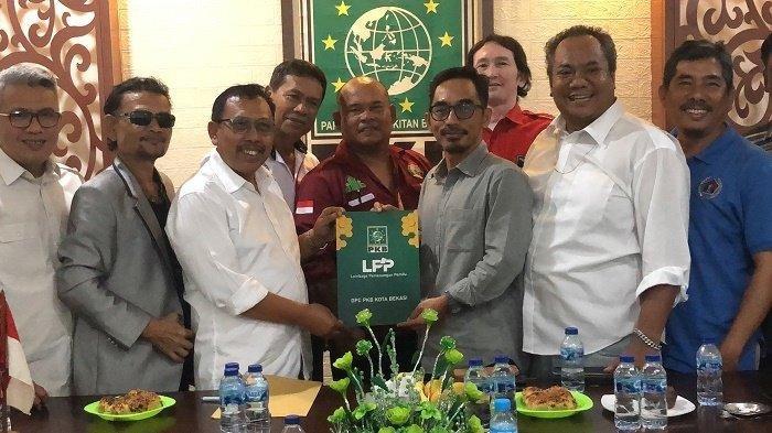 DUKUNG KAESANG - Ketua Umum Relawan Nasional Pro Prabowo Gibran (Pa-Gi) Ricard Efendi Siregar mengatakan pihaknya sudah mengambil formulir pendaftaran penjaringan bacalon Bekasi untuk Kaesang Pangarep di kantor DPC PKB Kota Bekasi Jalan Ahmad Yani Kayuringin, Kecamatan Bekasi Selatan, Kota Bekasi, Senin (6/5/2024). Relawan Pro Prabowo-Gibran daftarkan Kaesang maju di Pilkada Kota Bekasi 2024 lewat PKB. Reaksi PSI dan PDIP