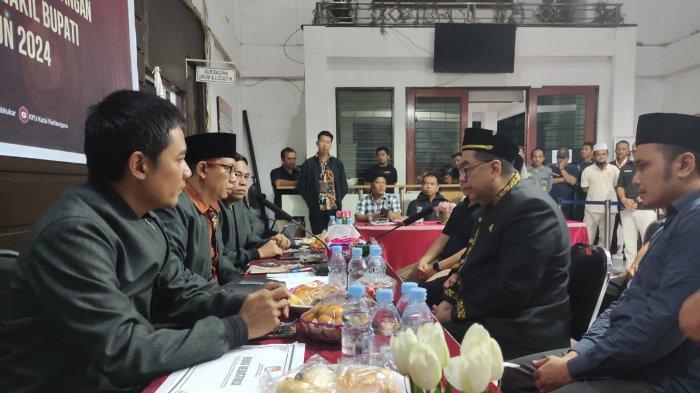 PILKADA KUKAR 2024 - KPU Kukar menggelar konferensi pers mengenai pendaftaran pasangan Awang Yacoub Luthman atau AYL-Ahmad Zais lewat jalur independen untuk Pilkada PPU 2024. Apabila melihat dari jadwal tahapan, pasangan yang maju lewat jalur perseorangan ini namun tidak memenuhi syarat. Masih ada kemungkinan untuk bisa kembali maju melalui partai politik atau gabungan partai politik.