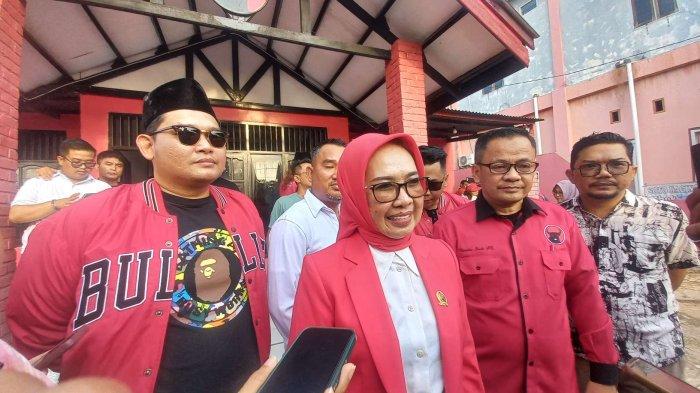 PILKADA BONTANG - Najirah didampingi anaknya Ferza Agustia Darma dan Oca Fahrudin selaku Ketua PAC PDI-P Bontang Selatan, memenuhi permintaan wawancara dari wartawan, seusai resmi mengembalikan formulir penjaringan bacalon Wali Kota di Sekretariat DPC PDI-P, di Jalan MH Thamrin, Rabu (15/5/2024) sore. TRIBUNKALTIM.CO/MUHAMMAD RIDWANTRIBUNKALTIM.CO/MUHAMMAD RIDWAN