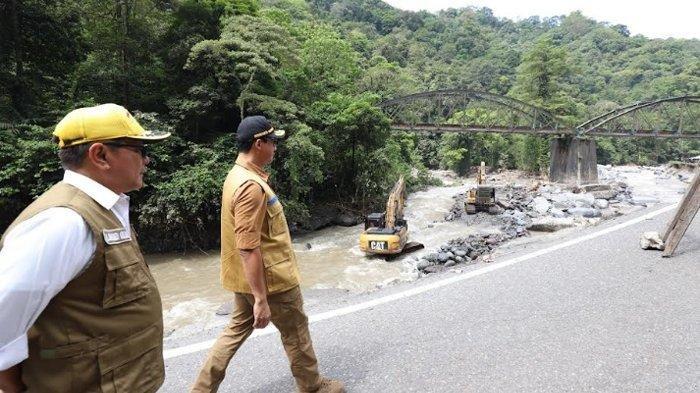 Kepala BNPB Letjen TNI Suharyanto (kemeja dan rompi cokelat) beserta rombongan meninjau kondisi infrastruktur terdampak banjir dan longsor Lembah Anai, Kabupaten Tanah Datar, Sumatera Barat, Selasa (14/5/2024).