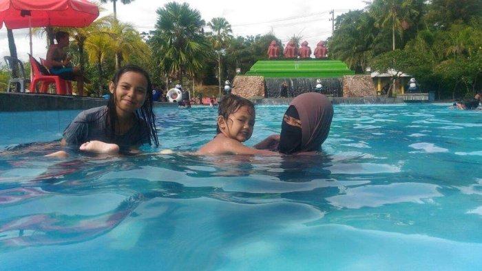 Pengunjung obyek wisata Jessica Water Part Samarinda. Berenang riang, cocok untuk tempat wisata keluarga.