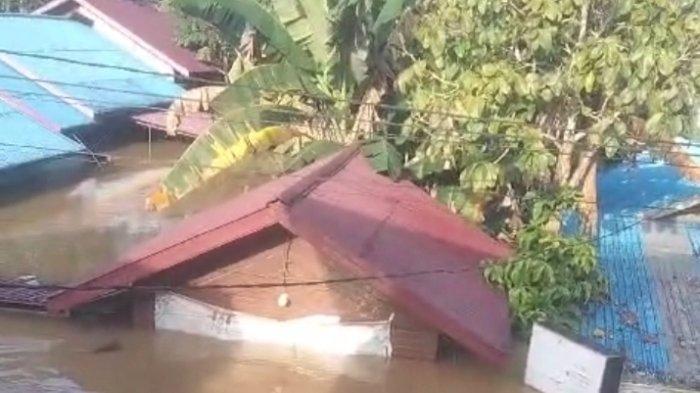 BANJIR DI MAHULU - Suasana banjir di Mahakam Ulu, Provinsi Kalimantan Timur, akibatkan rumah warga tenggelam. Informasi BMKG, intensitas hujan di bulan ini memang cukup tinggi dibandingkan dengan bulan-bulan sebelumnya.