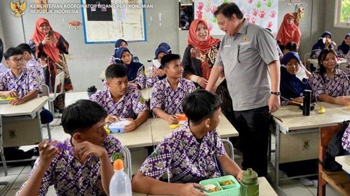 MAKAN SIANG GRATIS - Menteri Koordinator (Menko) Bidang Perekonomian Airlangga Hartarto memenuhi undangan Pemerintah Kabupaten (Pemkab) Tangerang yang mengadakan simulasi program makan siang bernama Anak Sehat dan Sejahtera (Aksara) di SMPN 2 Curug Kabupaten Tangerang, Kamis (29/2/2024). Untuk proyek makan siang gratis, 10.000 hektar lahan kering di 13 kabupaten yang tersebar di 7 provinsi bakal dijadikan kawasan holtikultura.