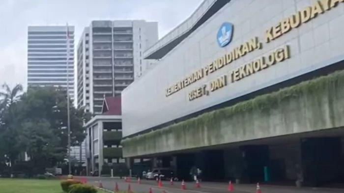 Gedung Kantor Pusat Kemendikbudristek di Senayan Jakarta. Baru-baru ini viral respons Kemendikbud soal UKT di kampus mahal, sebut kuliah pendidikan tersier, bukan wajib belajar.