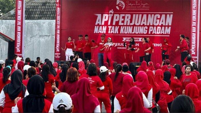 Ratusan kader dan elite PDIP Semarang melakukan Senam Sicita sebelum melepas kirab yang berisi atlit pelari, membawa obor api abadi ke arena Rakernas V Partai.