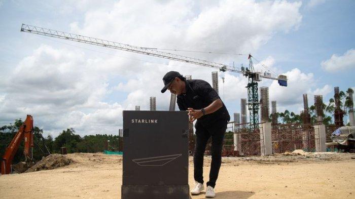 Tampak petugas sedang bersiap memasang perangkat Starlink Flat High Performance Kit yang disediakan oleh Tony Blair Institute for Global Change (TBI) di sejumlah titik di ibu kota Nusantara (IKN).