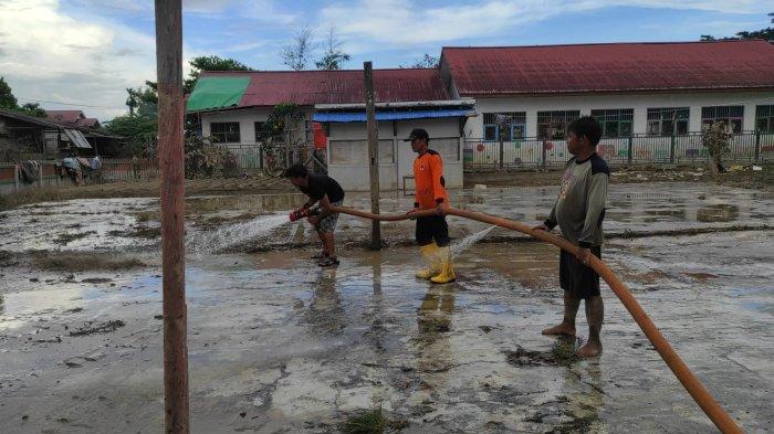 Pembersihan kini sudah dilakukan dengan cara menyirami area-area yang terdampak banjir di Mahakam Ulu, Kaltim.