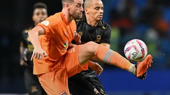 MENGONTROL BOLA- Striker Borneo FC Samarinda, Felipe Cadenazzi mengontrol bola dibayangi bek Madura United, Cleberson pada Semifinal Leg2 Championship Series di Stadion Batakan Kota Balikpapan Kalimantan Timur, Minggu (19/4/2024). Borneo FC takluk 2-3. Dengan Agregat 4-2 maka Madura United berhak ke Final Championship Series menghadapi Persib. TRIBUNKALTIM.CO/HO/BORNEO FC SAMARINDA