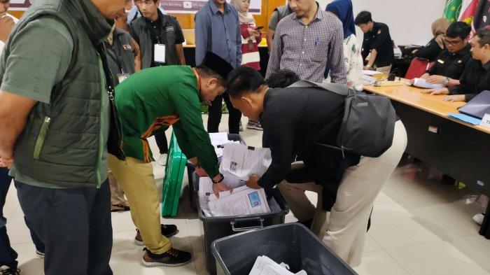 Suasana kantor KPU Bontang saat membongkar dokumen dukungan pasangan Basri Rase-Chusnul Dhihin, yang disaksikan 3 Komisioner Bawaslu, Minggu 12 Mei 2024.