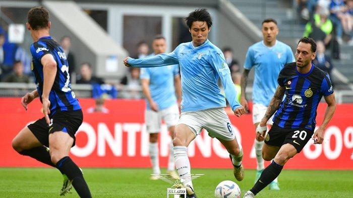 Aksi gelandang Lazio asal Jepang, Daichi Kamada saat mencetak gol ke gawang Inter Milan pada pertandingan Liga Italia Serie A di Stadion San Siro, Minggu (19/5/2024).