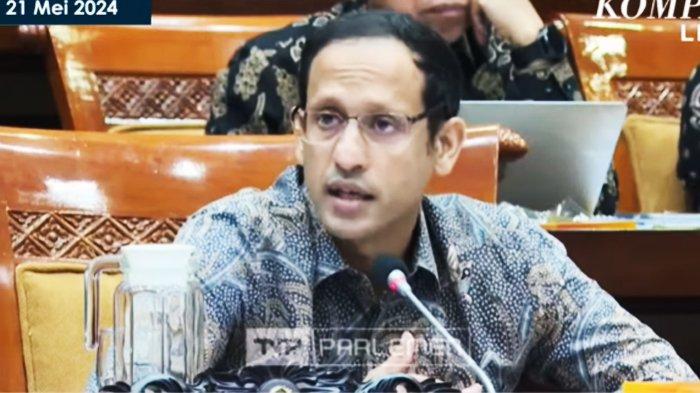 Mendikbudristek Nadiem Makarim menjawab pertanyaan anggota DPR terkait mahalnya uang kuliah tunggal atau UKT 2024 di sejumlah perguruan tinggi negeri, Selasa (21/5/2024) di gedung DPR RI, Jakarta.