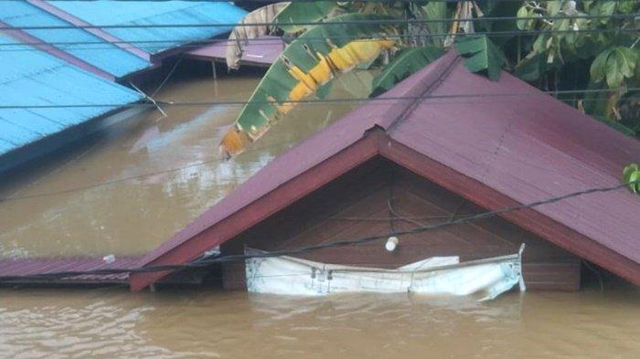 BANJIR DI MAHULU - Dinas Pekerjaan Umum dan Penataan Ruang Mahakam Ulu masih menunggu konfirmasi PLN soal pemulihan listrik pasca banjir. Banjir yang melanda Mahulu selama lima hari telah merendam beberapa perangkat PLN.