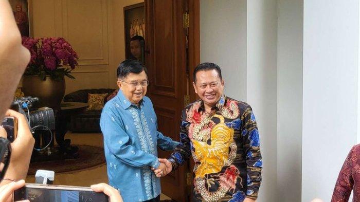 Wakil Presiden Ke-10 dan 12 RI Jusuf Kalla saat menyambut Ketua MPR RI Bambang Soesatyo di kediamannya di Jalan Brawijaya Raya Nomor 6, Jakarta Selatan, Rabu (22/5/2024).