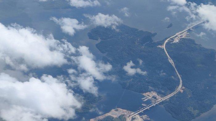 IKN DI KALTIM - Wajah pembangunan infrastruktur jalan penghubung dari Balikpapan ke IKN Nusantara di Penajam Paser Utara via darat Jembatan Pulau Balang. Rute ini menjadi andalan kendaraan ke IKN Nusantara.