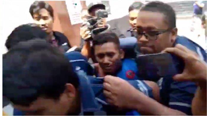 PEGI SEGERA DIBAWA - Polisi buru-buru membawa pergi Pegi Setiawan saat hendak bicara kepada wartawan terkait kasus pembunuhan Vina Cirebon. Pegi membantah membunuh Vina Cirebon. Bantah bunuh Vina Cirebon, detik-detik Pegi akan bicara pada wartawan, namun buru-buru dibawa pergi polisi. Apa yang ingin disampaikan Pegi?