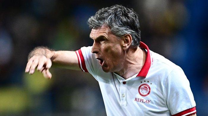 Pelatih Olympiacos, Jose Luis Mendilibar.