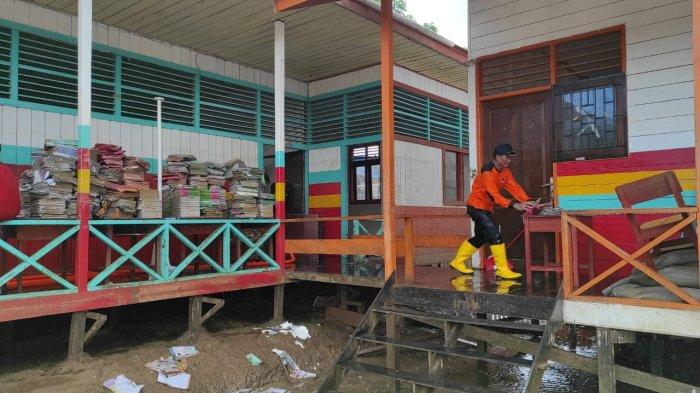 DAMPAK BANJIR MAHULU - Sekolah juga turut merasakan dampak banjir, Pemkab Mahakam Ulu menginstruksikan pihak sekolah menginventarisasi segala fasilitas dan kebutuhan. 