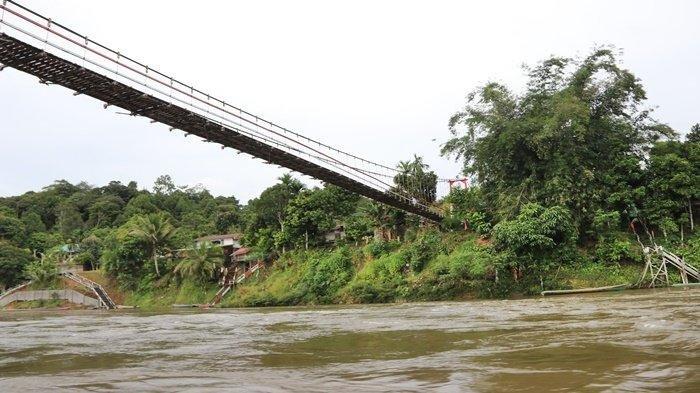 Long Apari, Kabupaten Mahulu, Kaltim sebagai kabupaten yang berseberangan langsung dengan Malaysia.