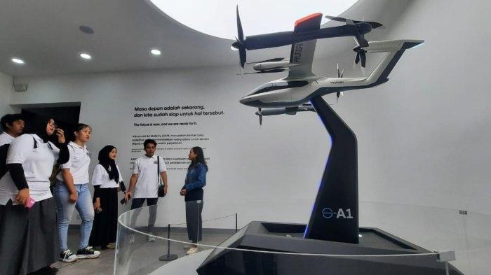 IKN KALTIM - Replika taksi terbang atau sky taxi yang dipamerkan di Rumah Teknologi di IKN Kaltim.Unboxing sky taxi atau taksi terbang dilakukan awal Juni 2024. Selanjutnya akan dilakukan uji coba selama satu bulan di bandara APT Pranoto, Samarinda