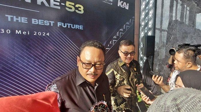 Plt Kepala Arsi Nasional Republik Indonesia (ANRI) Imam Gunanto (batik hitam sebelah kiri) saat dijumpai dalam Rakornas Kearsipan 2024, Rabu (29/5/2024) di Samarinda, Provinsi Kalimantan Timur. 