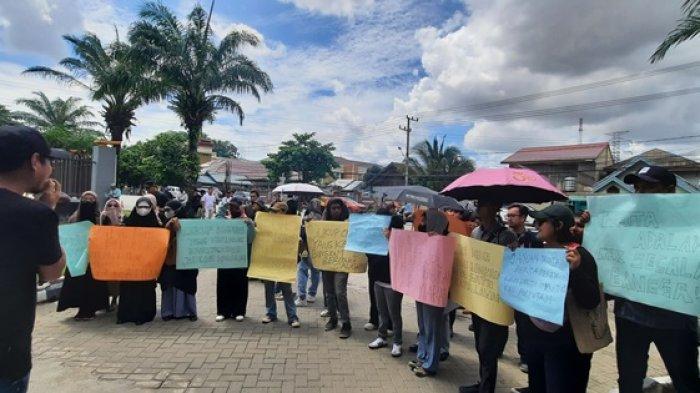 Para jurnalis di Samarinda demo di depan gerbang DPRD Kalimantan Timur (Kaltim) Jalan Teuku Umar, Rabu (29/5/2024) siang.