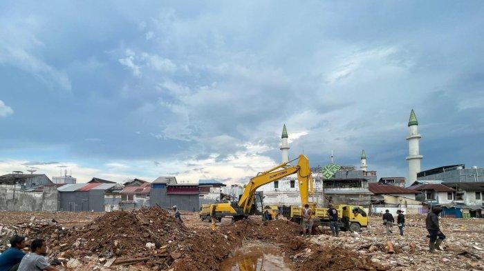 PASAR PAGI SAMARINDA - Suasana setelah pembongkaran bangunan Pasar Pagi Samarinda, Kalimantan Timur. Walikota Samarinda, Andi Harun, menyatakan, Pasar Pagi Samarinda yang baru nantinya akan dibangun lebih modern dengan enam lantai. Namun, terkait desain bangunan akan kembali dibahas secara matang, Rabu (29/5/2024).