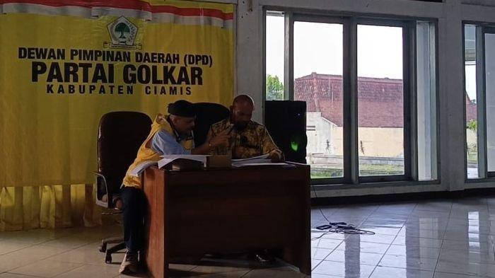 PILKADA CIAMIS 2024 - DPD Golkar Ciamis Beberkan Hasil Survei Poltracking untuk Pilkada Ciamis 2024. Berikut hasil survei Pilkada Ciamis 2024, elektabilitas Herdiat Sunarya teratas. Yana D Putra dan Ling Syam Arifin bersaing.
