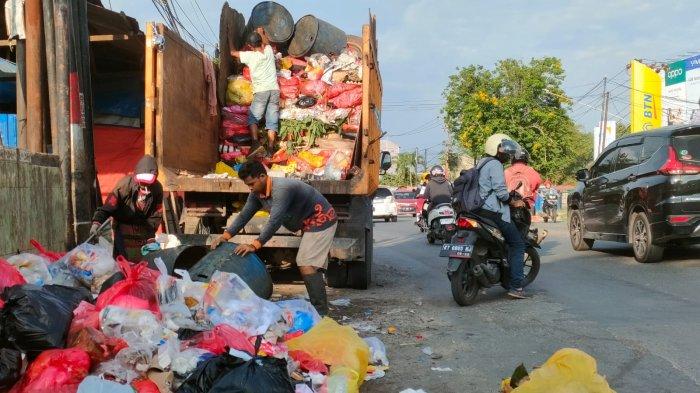 Penanganan tumpukan sampah di Tempat Pembuangan Akhir Sampah, Jalan Soekarno Hatta kilometer 4, Balikpapan Utara, Kota Balikpapan, Kalimantan Timur pada 21 November 2023 pagi.