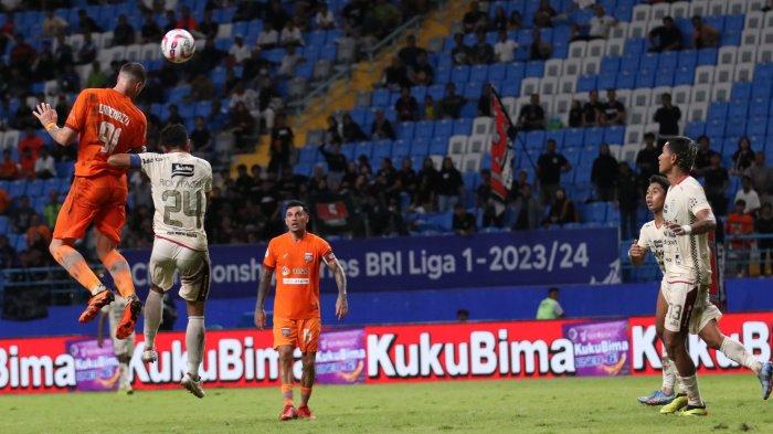 BORNEO VS BALI - Borneo FC Samarinda unggul sementara 3-2 di babak pertama Liga 1, Kamis (30/5/2024). Meski sempat memperkecil ketertinggalan, Bali United harus bekerja keras di babak kedua untuk mengejar defisit gol. Wiljan Pluim menjadi bintang bagi Borneo FC Samarinda dengan mencetak dua gol cepat di menit ke-2 dan ke-21.