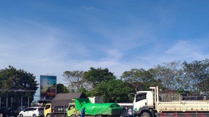 Antrean kendaraan besar di pelabuhan feri PenajamTRIBUNKALTIM.CO/NITA RAHAYU