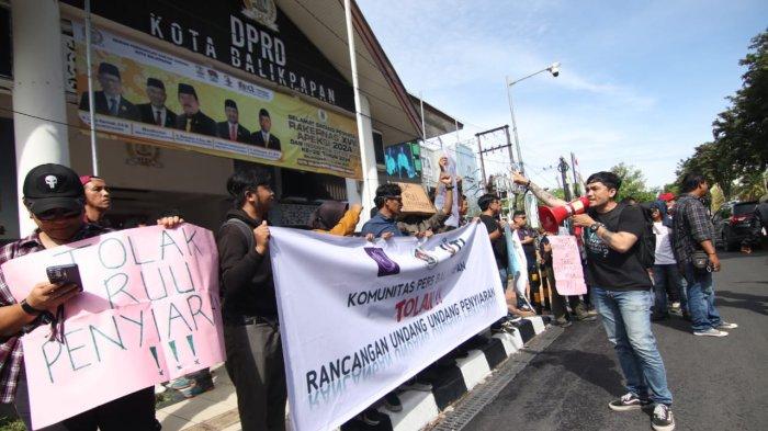 TOLAK RUU PENYIARAN - Para jurnalis yang tergabung dalam komunitas pers melakukan aksi damai di Kantor DPRD Balikpapan, Jalan Jenderal Sudirman, Kota Balikpapan, Provinsi Kalimantan Timur pada Senin (3/6/2024) pagi. Isu demonstrasinya soal tolak RUU Penyiaran yang dianggap akan mengancam kebebasan pers. 