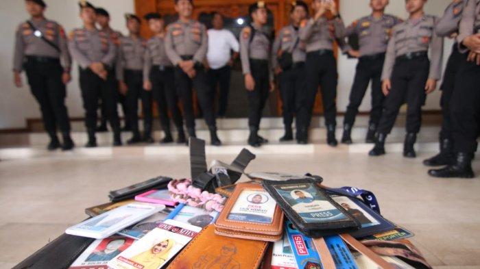 TOLAK RUU PENYIARAN - Sejumlah personel Polresta Balikpapan mengawal aksi unjuk rasa damai para jurnalis yang menolak RUU Penyiaran di depan Kantor DPRD Balikpapan. Pengamanan dilakukan secara humanis untuk memastikan aksi berjalan kondusif. 