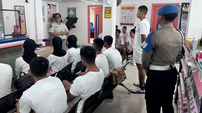 PANTUKHIR POLRI 2024 - Calon taruna Akpol Polda Kaltim menjalani pemeriksaan kesehatan tahap dua di Laboratorium Kimia Farma Balikpapan, Selasa (4/6/2024). 