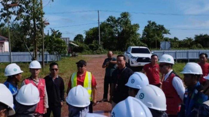JEMBATAN SEBULU KUKAR - Kepala Dinas Pekerjaan Umum Kukar, Wiyono saat melakukan survei persiapan groundbreaking Jembatan Sebulu bersama Camat Sebulu, kontraktor, dan pengawas. Mengingat, jembatan dibangun di tengah-tengah ketiga kabupaten tersebut, persisnya di Desa Sebulu Modern, Selasa (4/6/2024). Lokasi tersebut dipilih karena dinilai strategis dan dekat dengan bantaran Sungai Mahakam.