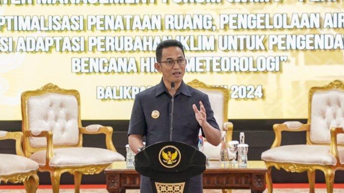 APEKSI DI BALIKPAPAN - Walikota Balikpapan, Rahmad Mas'ud memaparkan sejumlah hal yang ada di Kota Balikpapan dalam Rakernas Apeksi XVII 2024 di Kota Balikpapan, Provinsi Kalimantan Timur, Selasa (4/6/2024). Rahmad Masud menyambut baik forum ini dan berharap diskusi tersebut dapat memberikan manfaat serta mendorong kolaborasi antar kota.