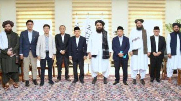 Mantan wakil presiden RI, Jusuf Kalla bersama anggota delegasi bertemu dengan pejabat pemerintah Taliban di Afghanistan. (TOLO News via Kompas TV)