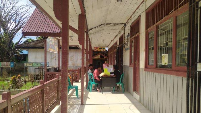BANJIR DI MAHULU - Booth pengambilan formulir di SMA Negeri 1 Long Bagun, Kabupaten Mahakam Ulu, Kalimantan Timur. 