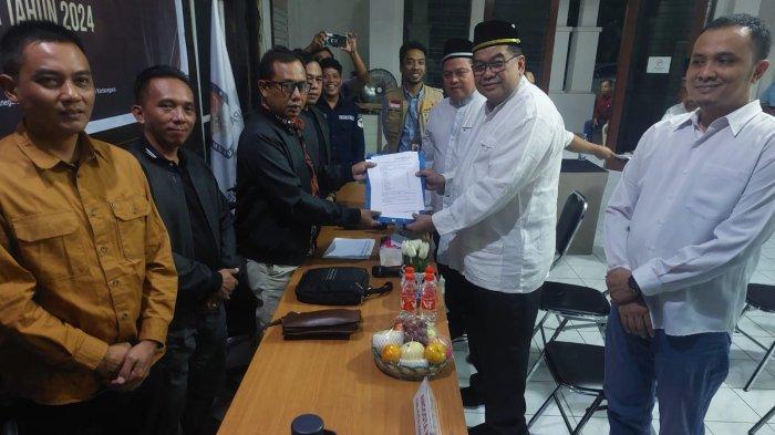 PILKADA KUKAR 2024 - KPU Kutai Kartanegara telah menerima data perbaikan surat dukungan pasangan perseorangan Awang Yacoub Luthman - Ahmad Zais atau AYL-AZA pada Jumat (7/6/2024) malam. Memperbaiki kekurangan itu, Awang Yacoub Luthman - Ahmad Zais telah menyerahkan 50.319 dukungan, ditambah data MS 9.067, sehingga total dukungan yang dimiliki sementara sudah 59.386.