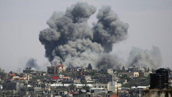 Rumah sakit di Rafah kehabisan bahan bakar. Foto yang diambil pada 6 Mei 2024 menunjukkan asap mengepul menyusul pengeboman di timur Rafah di Jalur Gaza selatan, di tengah konflik yang sedang berlangsung antara Israel dan gerakan Hamas Palestina. Kepala kebijakan luar negeri Uni Eropa Josep Borell pada tanggal 6 Mei mengutuk perintah Israel agar warga Palestina yang tinggal di Rafah timur meninggalkan kota Gaza menjelang serangan darat yang diperkirakan akan terjadi.