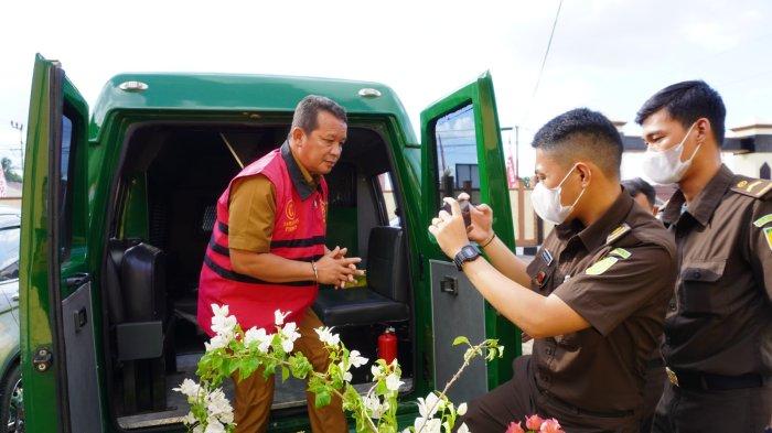 RH Kepala Disnakertrans Kubar, turun dari mobil tahanan Kejaksaan Kubar. Senin (10/62024).TRIBUNKALTIM.CO/FEBRIAWAN