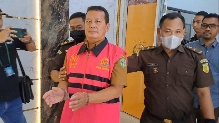 RH saat akan ditahan di sel tahanan Polres Kubar, usai ditetapkan tersangka, Senin (10/7/2024).TRIBUNKALTIM.CO/FEBRIAWAN