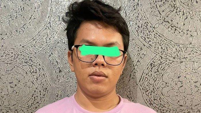 AP (29), pelaku pengancam dan pemeras YouTuber Ria Ricis setelah ditangkap penyidik Polda Metro Jaya.