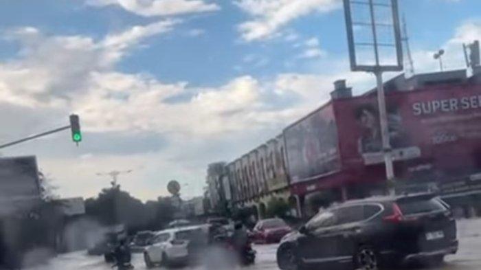 BANJIR DI SAMARINDA - Situasi banjir di kawasan simpang 4 lembuswana Samarinda, Rabu (12/6/2024). Selain ada beberapa kawasan yang tergenang, juga terdapat satu pohon tumbang. Dalam insiden yang terjadi di Jalan Pattimura Samarinda Seberang ini, tidak terdapat korban jiwa.