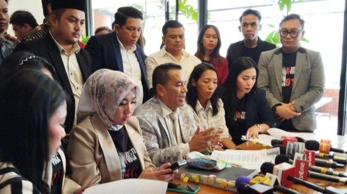 VINA CIREBON - Keluarga dan kuasa hukum Vina Cirebon adakan konfersi pers di Mal Kelapa Gading, Jakarta Utara, Rabu (29/5/2024). Kuasa hukum keluarga Vina, Hotman Paris menyebut tidak ada keadilan dalam kasus Vina Cirebon meski Pegi dinyatakan bersalah.