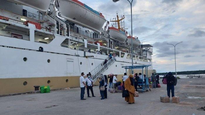 Ilustrasi. Sejumlah calon penumpang kapal KM Binaiya di Pelabuhan Lok Tuan, Bontang, gagal berangkat usai ditipu oknum calo. Mereka pun akhirnya terlantar di pelabuhan karena pihak Pelni tidak bisa mengakomodasi tanpa adanya tiket.