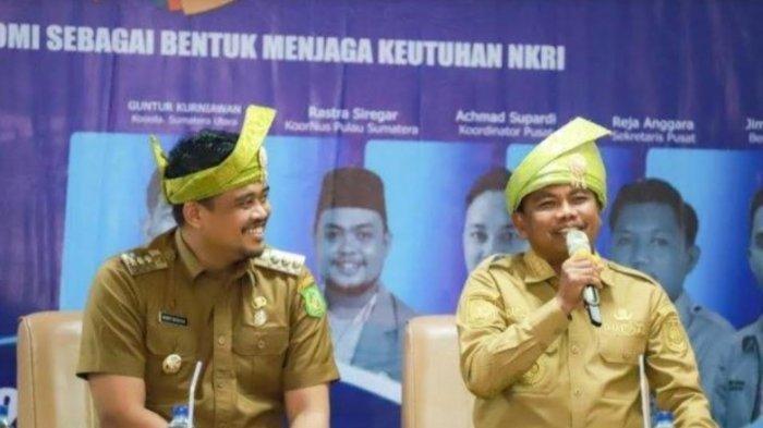 PILKADA SUMUT 2024 - Walikota Medan, Bobby Nasution (kiri) dan Bupati Sergai, Darma Wijaya saat menjadi narasumber dalam kegiatan Medan Youth Entrepreneur di Gedung Digital Library Universitas Negeri Medan (Unimed), Senin (19/12/2022) lalu. Survei Pilkada Sumut 2024, Bobby Nasution mulai singgung sosok calon pendampingnya. Nama Ketua PDIP Sergai yang juga Bupati Sergai, Darma Wijaya. disebut mantu Jokowi.