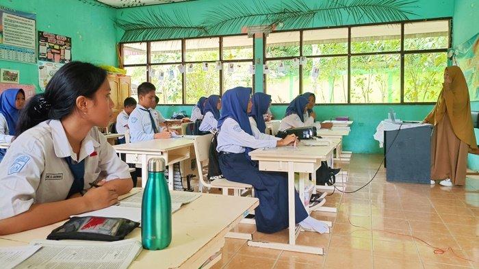 HARI GURU 2024 - Guru mengajar di SMPN 2 Tanah Grogot, Kabupaten Paser, Kalimantan Timur.